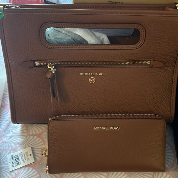 Michael Kors clutch jane luggage color with wallet - Picture 1 of 3